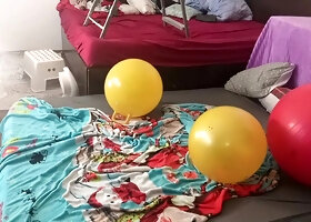 Heibes Vorspiel Mit Einem Paar, Olmassage Auf Dem Korper. Verrucktes Amateur-paar Hat Sex Im Schlafz