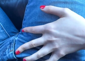 (ITA) ITALIAN GIRLFRIEND CHEATS on her partner in the CAR with his friend